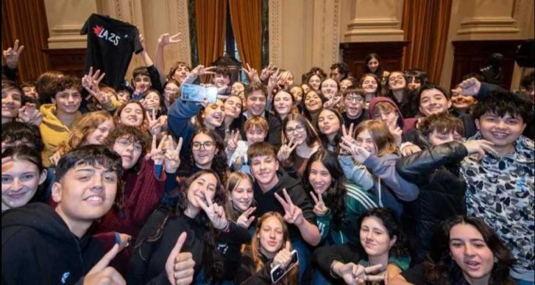 Axel Kicillof visitó el Colegio Nacional de Buenos Aires y respaldó el ...